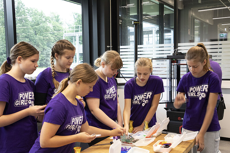 Power Girls erleben bei Greiner Technik hautnah 