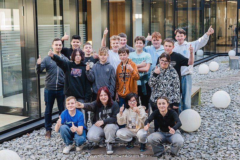 Schüler:innen der MINT-MS Wartberg zu Besuch bei Greiner: Technik begeistert!