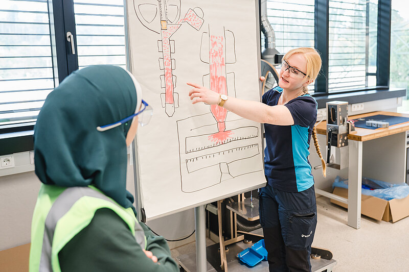 Von der Schulbank zur Werkbank: Ein Tag bei Greiner in Kremsmünster