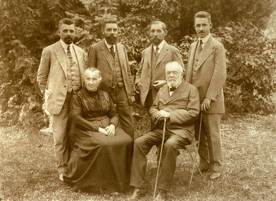 Ehepaar Carl Albert und Emilie Greiner mit ihren vier Söhnen