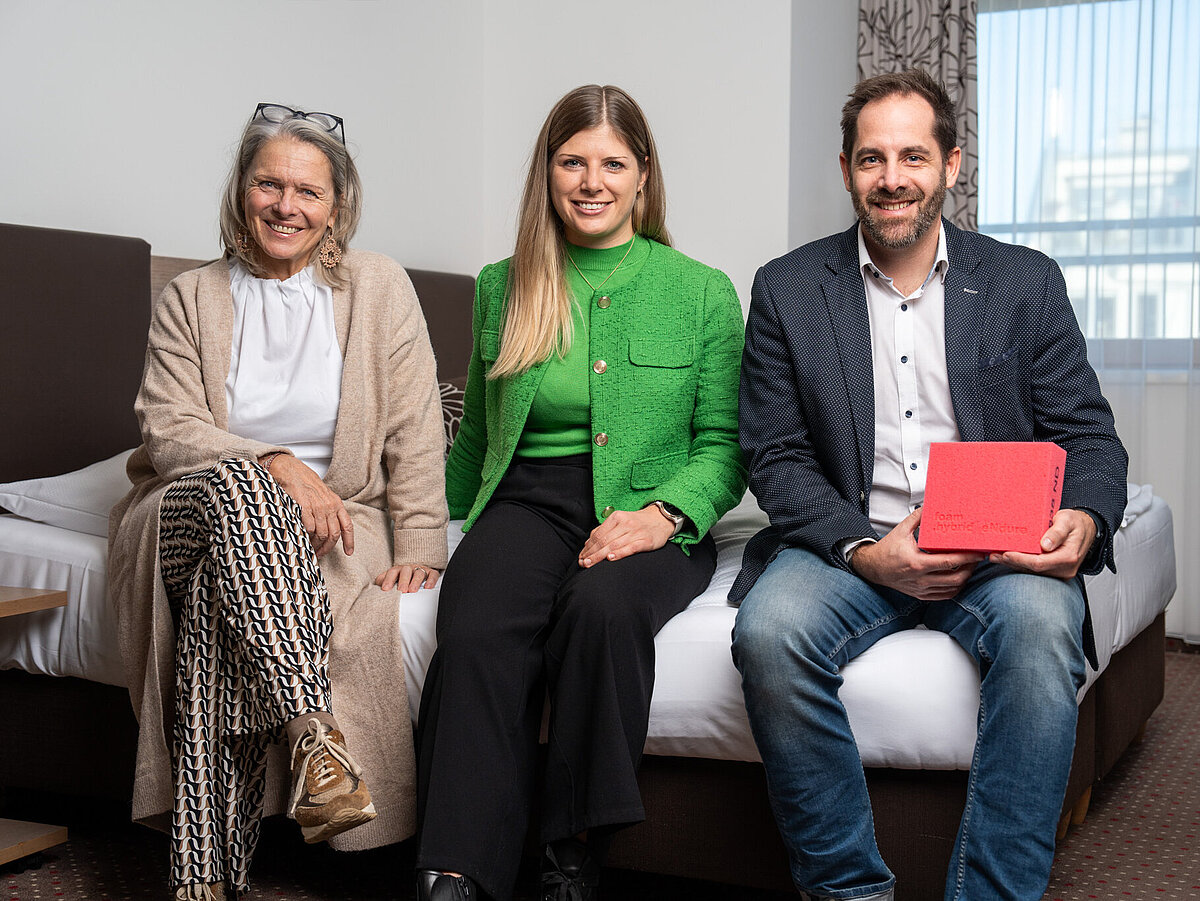 Gruppenfoto Michaela Reitterer, Inhaberin Boutiquehotel Stadthalle; Verena Judmayer, CEO MATR®, Erwin Gossenreiter, Geschäftsführer NEVEON Austria
