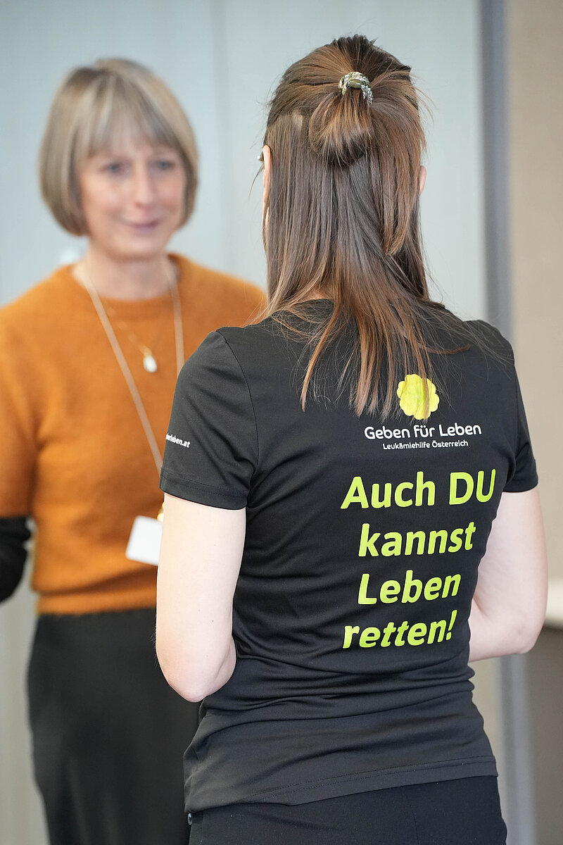 CEO Ilke Panzer (l.) und Kristina Fenninger vom Verein „Geben für Leben“ (r.) im Gespräch